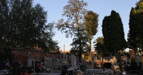 Miejsce wandalizmu na kutnowskim cmentarzu
