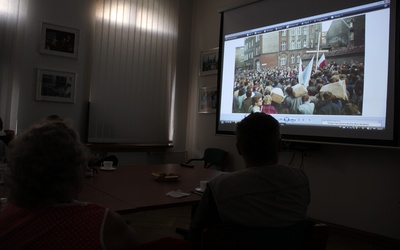 Działacze podziemie szukali znajomych twarzy na fotografiach ze strajków i rozruchów