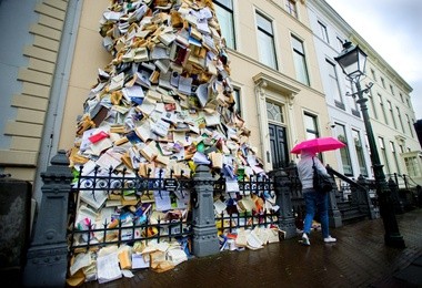 Książki wylały się z okna