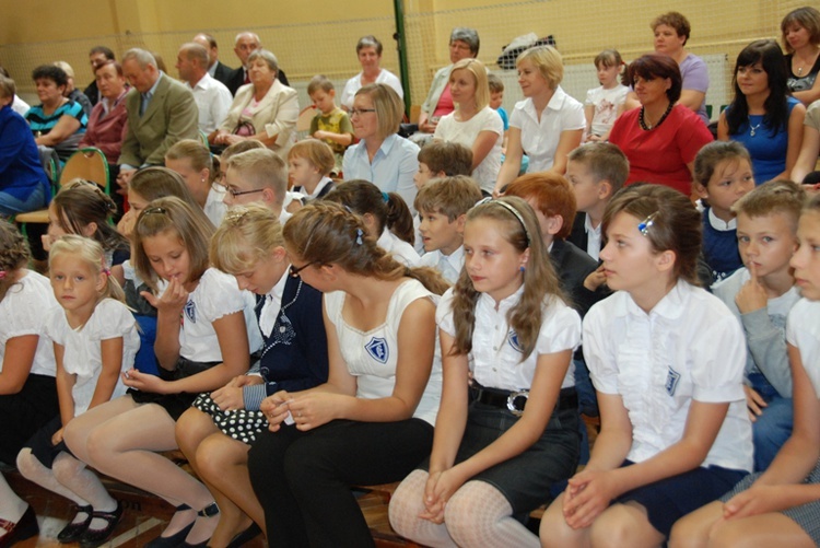 Uroczystości w Szkole Podstawowej w Bobrownikach 1 września 2012 r.