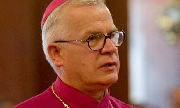 Abp Michalik: Papież od początku budzi sympatię