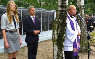 Modlitwę za poległych na łowickim cmentarzu poprowadził ks. Adam Domański