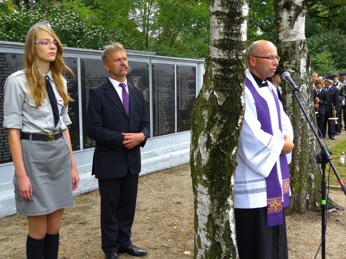 Modlitwę za poległych na łowickim cmentarzu poprowadził ks. Adam Domański