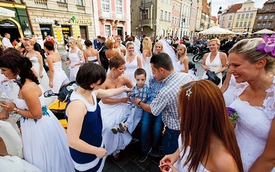 26.08.2012. Poznań. Kilkadziesiąt poznanianek w swoich ślubnych kreacjach wzięło udział w nietypowej sesji zdjęciowej „Panny Młode podbijają miasto dla chorego Malucha”. Celem akcji charytatywnej jest zebranie pieniędzy na zakup specjalistycznego wózka dla 8-letniego Miłosza.