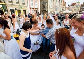 26.08.2012. Poznań. Kilkadziesiąt poznanianek w swoich ślubnych kreacjach wzięło udział w nietypowej sesji zdjęciowej „Panny Młode podbijają miasto dla chorego Malucha”. Celem akcji charytatywnej jest zebranie pieniędzy na zakup specjalistycznego wózka dla 8-letniego Miłosza.