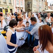 26.08.2012. Poznań. Kilkadziesiąt poznanianek w swoich ślubnych kreacjach wzięło udział w nietypowej sesji zdjęciowej „Panny Młode podbijają miasto dla chorego Malucha”. Celem akcji charytatywnej jest zebranie pieniędzy na zakup specjalistycznego wózka dla 8-letniego Miłosza.