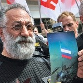 Rosyjski polarnik i równocześnie  przewodniczący Dumy Państwowej Rosji Artur Chilingarov pokazuje zdjęcie rosyjskiej flagi ustawionej na dnie Morza Arktycznego. Chilingarov był jednym z członków ekspedycji „na dno” Arktyki