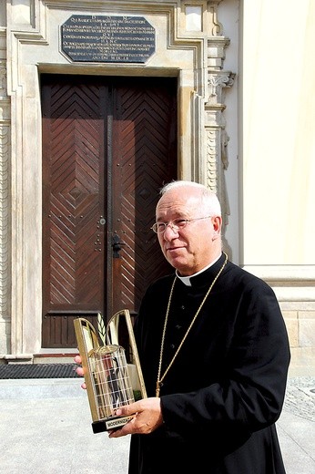 Biskup Andrzej F. Dziuba nie krył zadowolenia z przyznanej diecezji I nagrody „Modernizacja Roku 2011” 