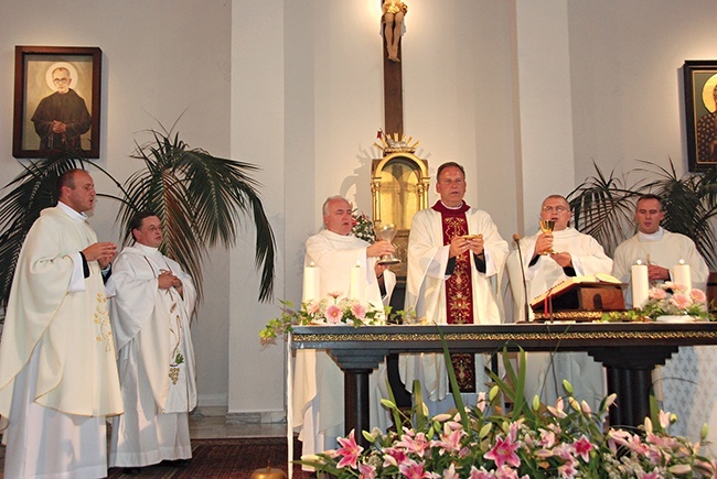 W centrum obchodów 25-lecia parafii była koncelebrowana Eucharystia