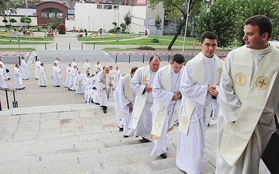 Kilkuset księży, diakonów i kleryków przeszło w procesji z krypty do katedry na Mszę św.