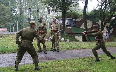 Trening walki na bagnety według przedwojennych instrukcji zobaczyli przechodnie 1 września przed polskim schronem bojowym na granicy Chorzowa i Bytomia