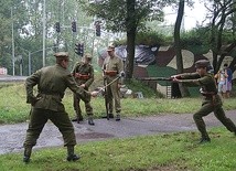 Trening walki na bagnety według przedwojennych instrukcji zobaczyli przechodnie 1 września przed polskim schronem bojowym na granicy Chorzowa i Bytomia