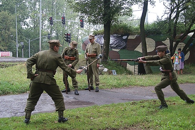 Trening walki na bagnety według przedwojennych instrukcji zobaczyli przechodnie 1 września przed polskim schronem bojowym na granicy Chorzowa i Bytomia