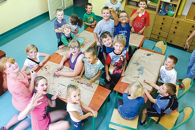 Dzieci do szkoły w Wirach przychodziły chętnie nawet w czasie wakacji. Na zdjęciu podczas zajęć przygotowujących do nowego roku szkolnego