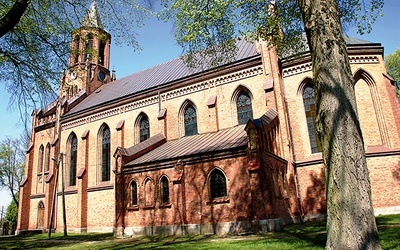  Potężna bryła kościoła w Nowym Duninowie góruje nad okolicą 