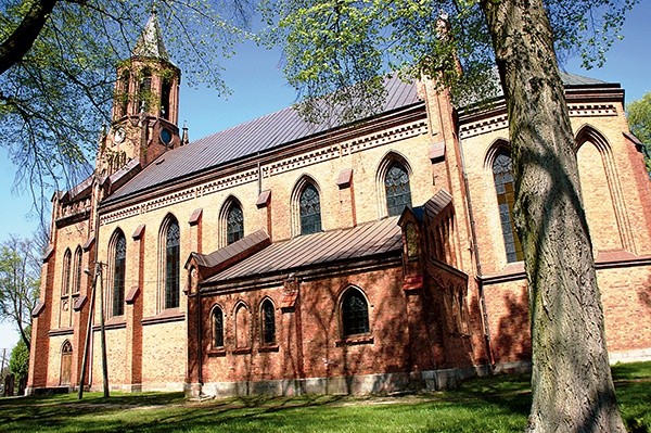  Potężna bryła kościoła w Nowym Duninowie góruje nad okolicą 