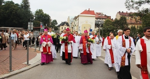 Biskupi obu diecezji na czele procesji na cieszyńskim moście Przyjaźni