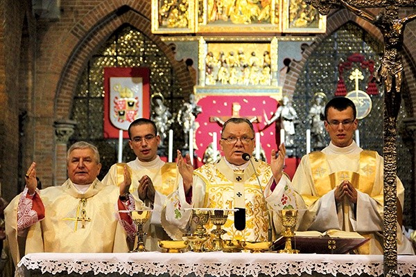  Bycie pasterzem diecezji to wielkie wyzwanie. Abp M. Gołębiewski i bp E. Janiak wspólnie dziękowali i prosili o dalsze łaski 