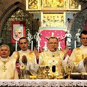  Bycie pasterzem diecezji to wielkie wyzwanie. Abp M. Gołębiewski i bp E. Janiak wspólnie dziękowali i prosili o dalsze łaski 