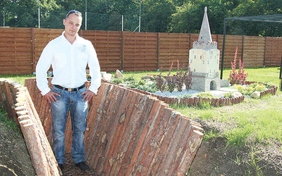  Przechodząc obok ziębickiej Bramy Paczkowskiej, usłyszmy ryk lwa. Na zdjęciu Kamil Dzyga