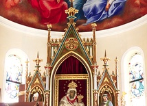   Obraz Maryi z Komarna został intronizowany w Nowolesiu w 1957 r. przez abp. Bolesława Kominka 