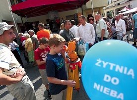  Na scenie przez cały dzień śpiewał zespół „Faustyna” komponujący pieśni w oparciu o „Dzienniczek”. Ale na festynie można było także sięgnąć nieba… przez lunetę 