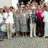  Jubileuszowe spotkanie członków Klubu Inteligencji Katolickiej przed kościołem św. Jana Chrzciciela w Płocku 
