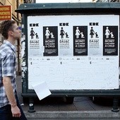 Przed dawaniem pieniędzy dzieciom – po polsku i angielsku – ostrzegają plakaty