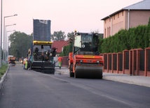 Układanie asfaltu przy kościele Chrystusa Dobrego Pasterza w Łowiczu