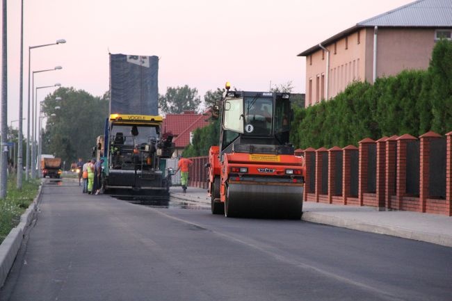 Układanie asfaltu przy kościele Chrystusa Dobrego Pasterza w Łowiczu