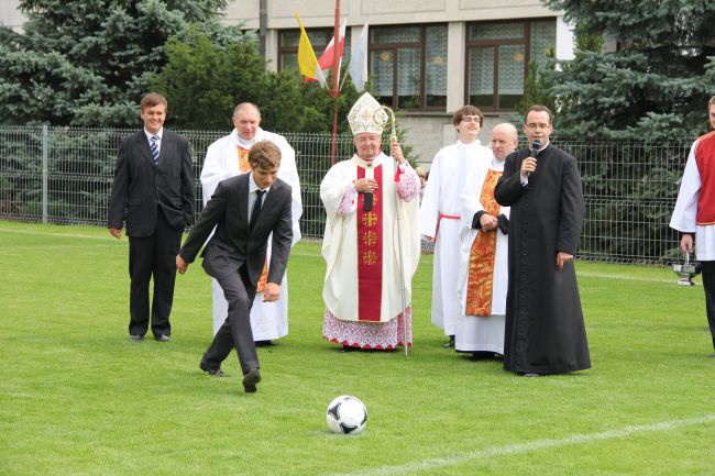 Eucharystia i poświęcenie boiska u Salezjanów w Rumi