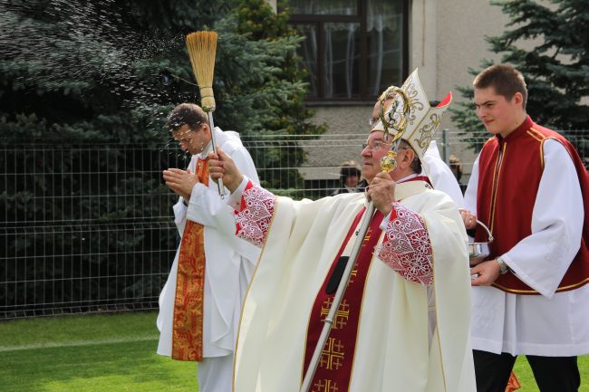 Eucharystia i poświęcenie boiska u Salezjanów w Rumi