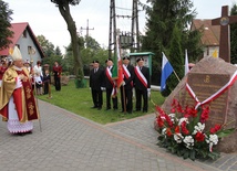 Bp Roman Marcinkowski w Dzierzgowie przy miejscu pamięci ofiar ostatniej wojny