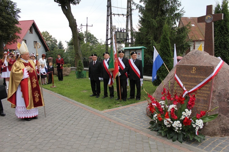 Bp Roman Marcinkowski w Dzierzgowie przy miejscu pamięci ofiar ostatniej wojny