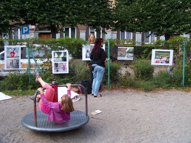 Uliczna wystawa fotografii autorstwa młodzieży z Wrzeszcza
