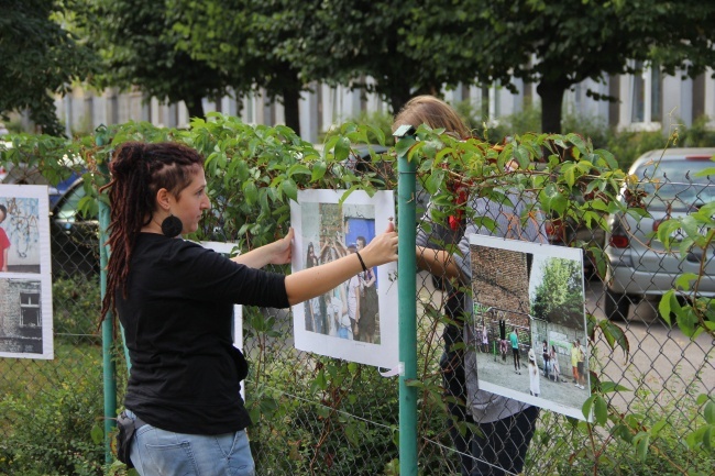 Uliczna wystawa fotografii autorstwa młodzieży z Wrzeszcza