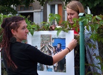 Uliczna wystawa fotografii autorstwa młodzieży z Wrzeszcza