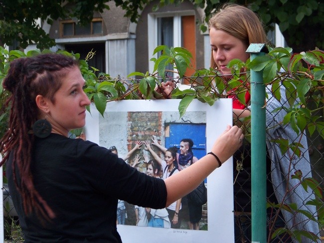 Uliczna wystawa fotografii autorstwa młodzieży z Wrzeszcza