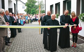 Symboliczną wstęgę przecięli m.in. Irena Seelman, prezes Stowarzyszenia Rozwoju Dzielnicy Sudół, ks. Marcin Wilczek, dyrektor Wydziału Katechetycznego, oraz ks. proboszcz Józef Przywara 