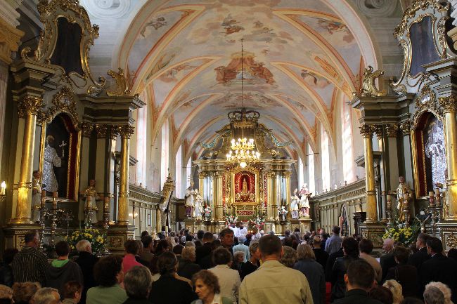 Wnętrze sanktuarium maryjnego w Skępem