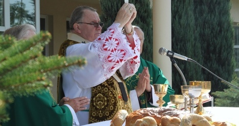 Msza św. przy szkole w Siedlcu