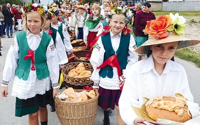  W dożynkowej procesji wzięli udział także najmłodsi. To dla nich doskonała lekcja religijności, patriotyzmu i uszanowania dla ludzkiej pracy