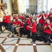  Ci młodzi ufają, że znajdą się osoby, które pomogą im wziąć udział w Światowych Dniach Młodzieży