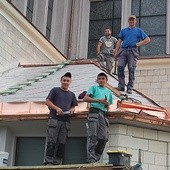 Pracownicy firmy z Ciężkowic koło Tarnowa na dachu kościoła w Michałowicach spędzili kilka miesięcy. Wymieniają blachę. – Zostało nam już niewiele – mówią z radością