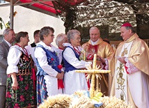  Bp Tadeusz Rakoczy razem z ks. Jerzym Palarczykiem przyjmują dary ofiarne od uczestników dożynek