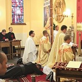 Brat Wojciech Mojecki leży krzyżem podczas Litanii do Wszystkich Świętych