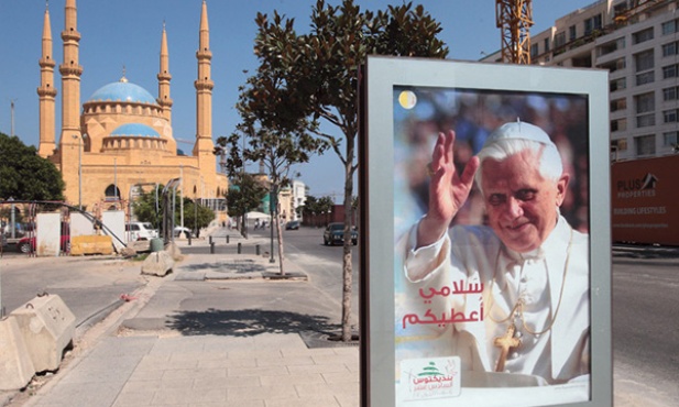 Tydzień przed wizytą papieża ulice Bejrutu były udekorowane jego portretami. W tle meczet al-Amine