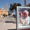 Tydzień przed wizytą papieża ulice Bejrutu były udekorowane jego portretami. W tle meczet al-Amine