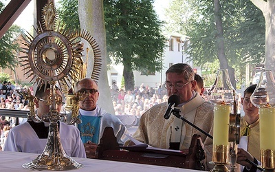  Po Eucharystii wiernych zjednoczyła modlitwa przed Najświętszym Sakramentem 