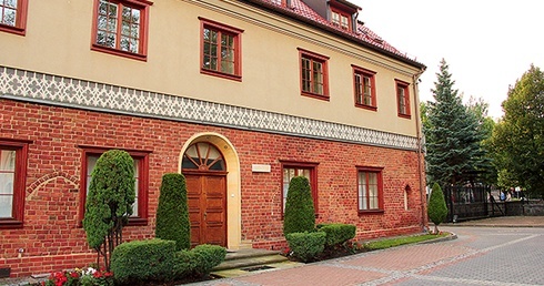 W tym miejscu, aż do odpłynięcia ostatniego statku z niemieckimi uciekinierami, stał wojskowy gazik, który miał ewakuować biskupa